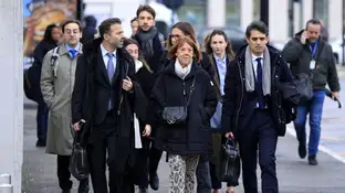 Giselle Pelicot acompañada por sus hijos a la salida del juicio Giselle Pelicot acompañada por sus hijos a la salida del juicio