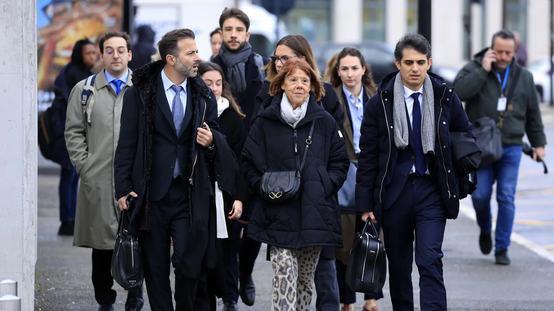 Giselle Pelicot acompañada por sus hijos a la salida del juicio Giselle Pelicot acompañada por sus hijos a la salida del juicio