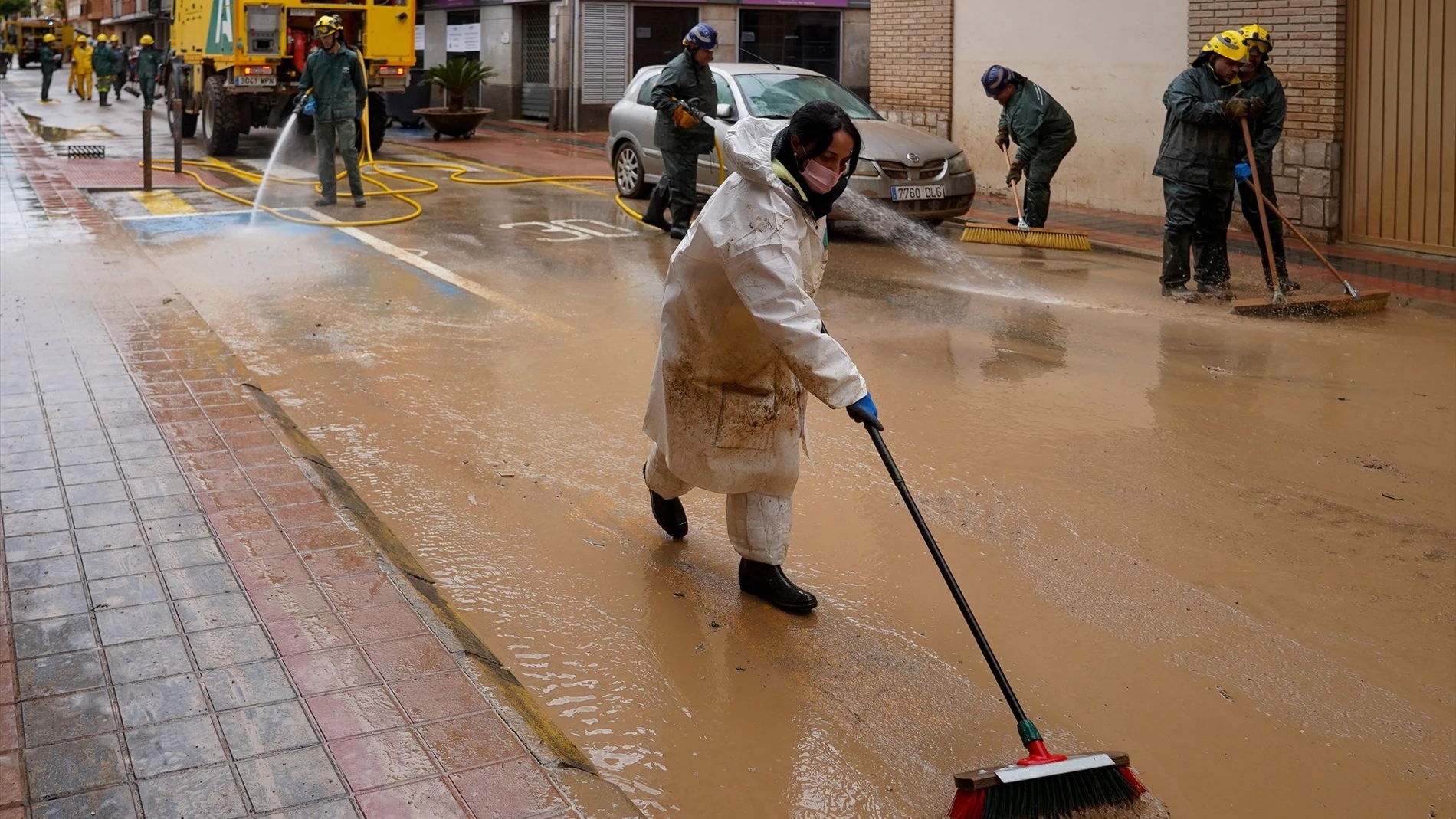 Limpian las calles de Catarroja, Valencia Limpian las calles de Catarroja, Valencia