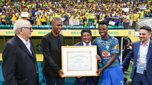 Vinicius Jr posa con un certificado que demuestra sus ra&iacute;ces africanas