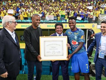 Vinicius Jr posa con un certificado que demuestra sus raíces africanas