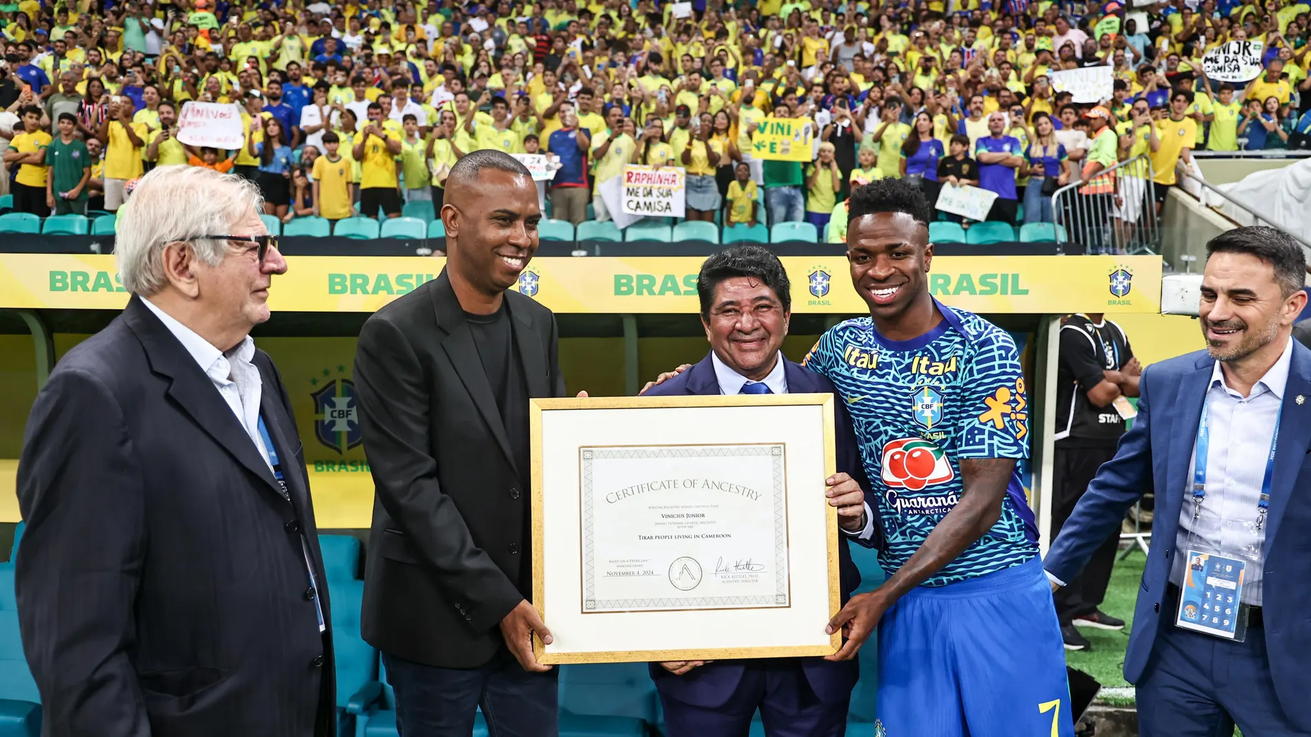 Vinicius Jr posa con un certificado que demuestra sus raíces africanas Vinicius Jr posa con un certificado que demuestra sus raíces africanas