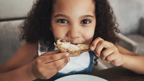 Una niña come pescado Una niña come pescado