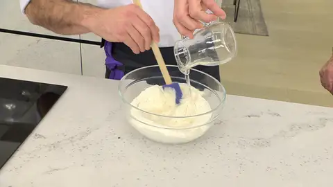 Mezcla los ingredientes hasta que desaparezca la harina Mezcla los ingredientes hasta que desaparezca la harina