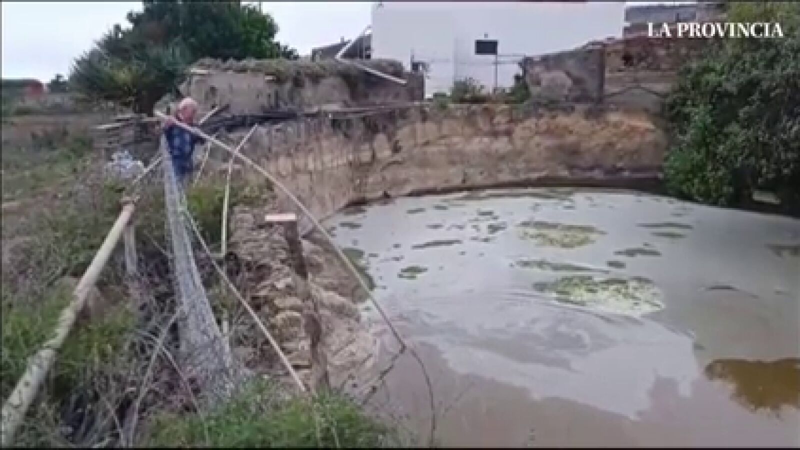 Una familia vive atrapada entre aguas residuales: 