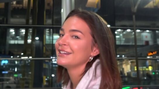 Laura Escanes en el aeropuerto