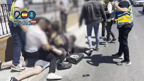 La Policía Nacional detiene a un hombre en Alicante en una operación policial La Policía Nacional detiene a un hombre en Alicante en una operación policial