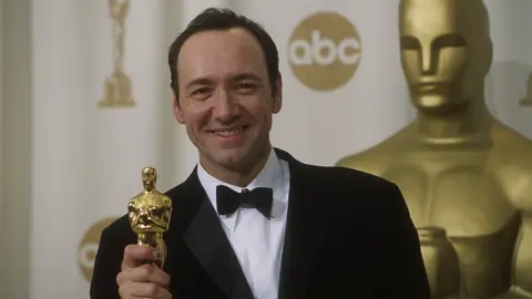 Kevin Spacey al ganar el Oscar en el 2000 por American Beauty Kevin Spacey al ganar el Oscar en el 2000 por American Beauty