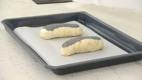 Colócalos sobre la bandeja de horno, dejando la parte del pliegue hacia abajo Colócalos sobre la bandeja de horno, dejando la parte del pliegue hacia abajo