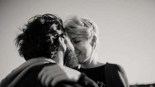 Una pareja d&aacute;ndose un beso
