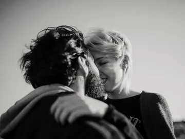 Una pareja dándose un beso Una pareja dándose un beso