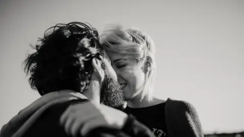Una pareja dándose un beso Una pareja dándose un beso