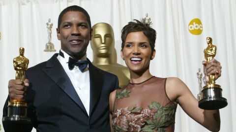 Denzel Washington y Halle Berry tras ganar el Oscar en 2002