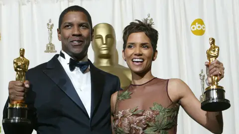 Denzel Washington y Halle Berry tras ganar el Oscar en 2002 Denzel Washington y Halle Berry tras ganar el Oscar en 2002