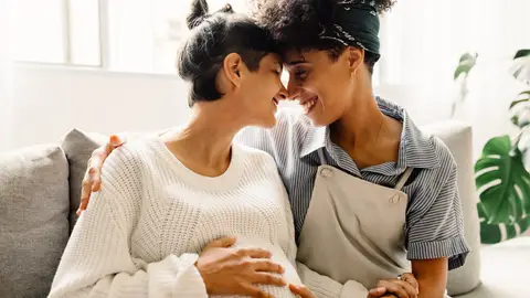 Una pareja enamorada que están esperando un bebé Una pareja enamorada que están esperando un bebé