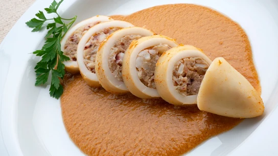 Receta de calamares rellenos de mar y montaña, de Karlos Arguiñano Receta de calamares rellenos de mar y montaña, de Karlos Arguiñano
