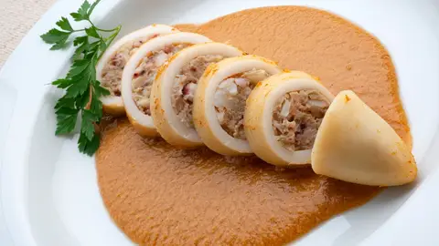 Receta de calamares rellenos de mar y montaña, de Karlos Arguiñano Receta de calamares rellenos de mar y montaña, de Karlos Arguiñano