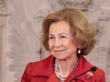 La reina Sofía, con un traje rojo perfecto para Navidad La reina Sofía, con un traje rojo perfecto para Navidad