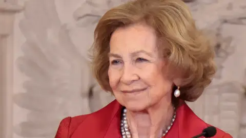 La reina Sofía, con un traje rojo perfecto para Navidad La reina Sofía, con un traje rojo perfecto para Navidad