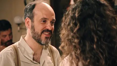 Gaspar se despide de Dolores y le regala una pulsera: “Mi felicidad está en que tuvieras a bien responderme a la carta” Gaspar se despide de Dolores y le regala una pulsera: “Mi felicidad está en que tuvieras a bien responderme a la carta”