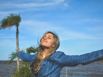 Mujer feliz y relajada