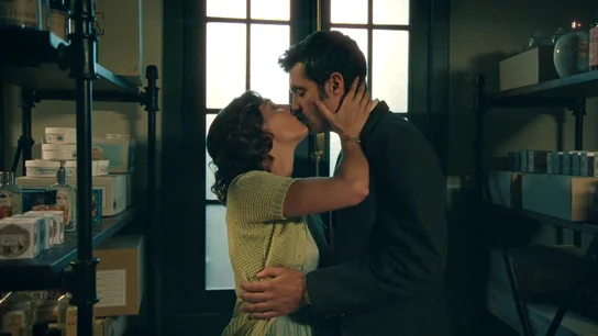 Joaquín y Miriam ceden a la atracción y se funden en un beso, ¿qué pasaría si Gema se enterara? Joaquín y Miriam ceden a la atracción y se funden en un beso, ¿qué pasaría si Gema se enterara?