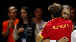 David Ferrer y Rafa Nadal se abrazan en el Mart&iacute;n Carpena
