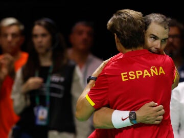 David Ferrer y Rafa Nadal se abrazan en el Martín Carpena