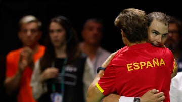 David Ferrer y Rafa Nadal se abrazan en el Martín Carpena