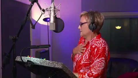 "Me ahogo": ¿Qué hizo Gloria Serra para ocultar su característica voz en Mask Singer? "Me ahogo": ¿Qué hizo Gloria Serra para ocultar su característica voz en Mask Singer?