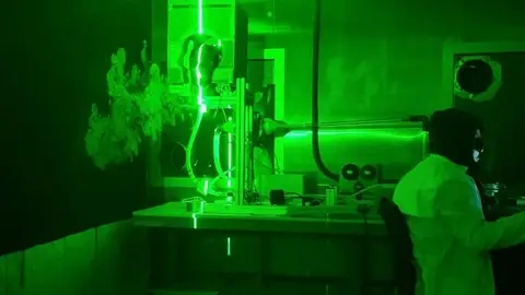 Investigadores de la URV han diseñado un simulador de tos y estornudos para estudiar el impacto de la cavidad nasal en la transmisión de aerosoles Investigadores de la URV han diseñado un simulador de tos y estornudos para estudiar el impacto de la cavidad nasal en la transmisión de aerosoles