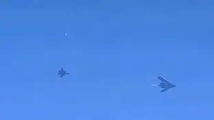 El bombardero H-20 escoltado por un caza El bombardero H-20 escoltado por un caza