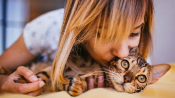 Una niña con un gato