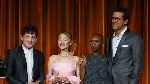 Ethan Slater, Ariana Grande, Cynthia Erivo y Ryan Reynolds en los National Board of Review Annual Awards Ethan Slater, Ariana Grande, Cynthia Erivo y Ryan Reynolds en los National Board of Review Annual Awards