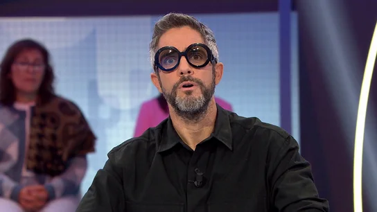 El sorprendente look con gafas de Roberto Leal en Pasapalabra: “Pareces Willy Wonka” El sorprendente look con gafas de Roberto Leal en Pasapalabra: “Pareces Willy Wonka”