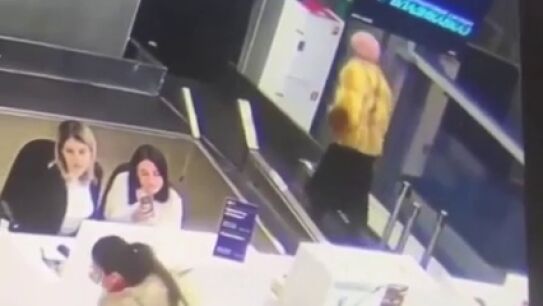 Una jubilada rusa se cuela tras su maleta en la cinta de facturaci&oacute;n de un aeropuerto 