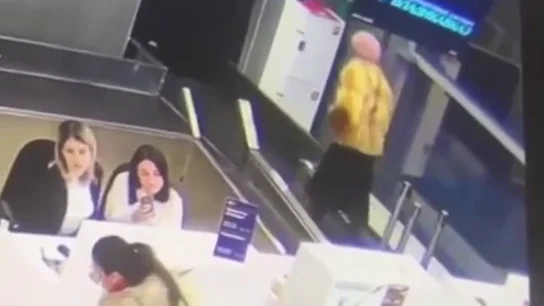 Una jubilada rusa se cuela tras su maleta en la cinta de facturación de un aeropuerto Una jubilada rusa se cuela tras su maleta en la cinta de facturación de un aeropuerto