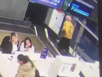 Una jubilada rusa se cuela tras su maleta en la cinta de facturación de un aeropuerto 