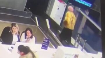 Una jubilada rusa se cuela tras su maleta en la cinta de facturación de un aeropuerto 