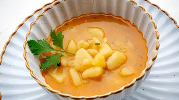 Arguiñano: "Todo el mundo debería saber hacer este caldo de patata extremeño" Arguiñano: "Todo el mundo debería saber hacer este caldo de patata extremeño"