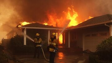 Bomberos apagando el fuego en Los Ángeles 