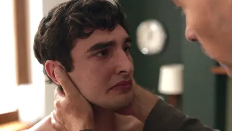 Álex de derrumba con su padre y confiesa que ha atropellado a un joven: “Lo he matado” Álex de derrumba con su padre y confiesa que ha atropellado a un joven: “Lo he matado”