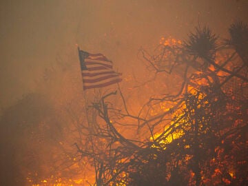 Una casa ardiendo en Palisades, California