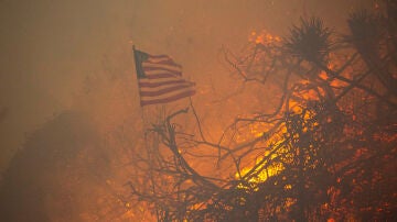 Una casa ardiendo en Palisades, California