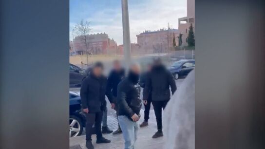Enfrentamiento entre la empresa de desokupaci&oacute;n y los okupas en Carabanchel