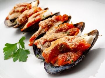 Mejillones con fritada y queso gratinados