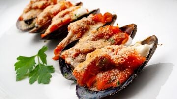 Mejillones con fritada y queso gratinados