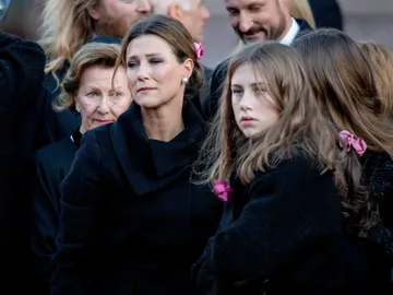 Marta Luisa de Noruega y su hija, Maud Angelica, en el entierro de su padre, Ari Behn Marta Luisa de Noruega y su hija, Maud Angelica, en el entierro de su padre, Ari Behn
