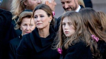 Marta Luisa de Noruega y su hija, Maud Angelica, en el entierro de su padre, Ari Behn