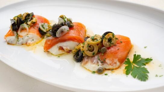 Rulo de salm&oacute;n ahumado relleno de brandada y piperrada